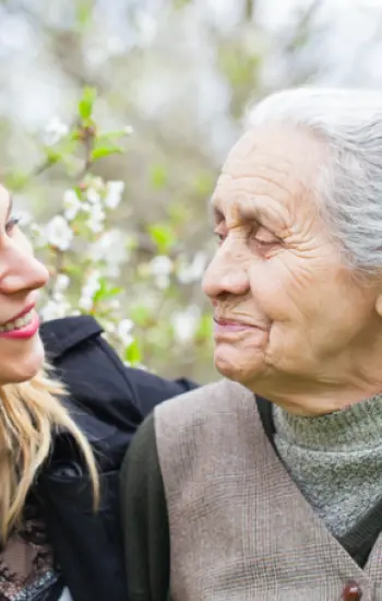 girl-helping-women-sarascare-com-live-in-care